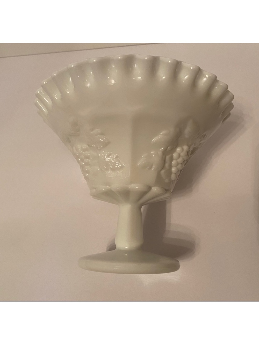 WESTMORELAND COMPOTE WHITE MILK GLASS GRAPE LEAVES HOME DINING DECOR SERVEWARE